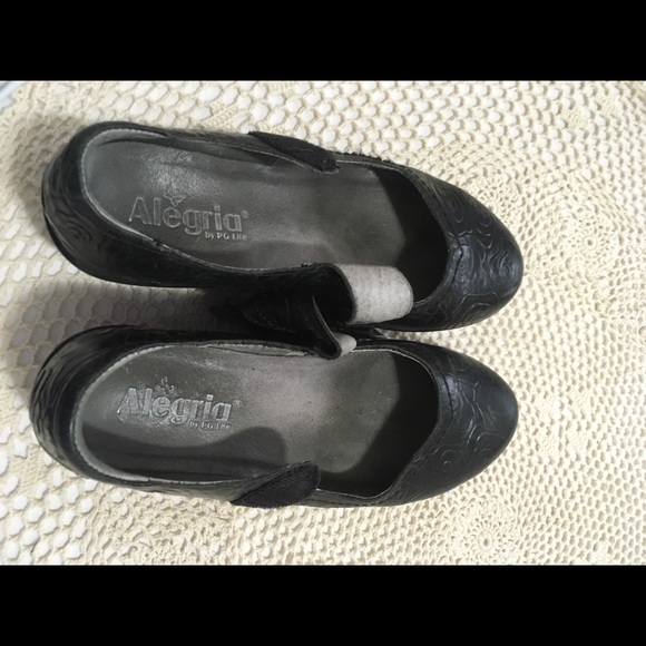 Algeria by PG Lite Black Flower Pattern Clog Shoes - Picture 6 of 8